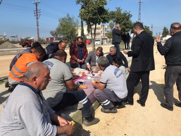 Başkan Aydar Kaldırımda İşçilerle Kahvaltı Yaptı