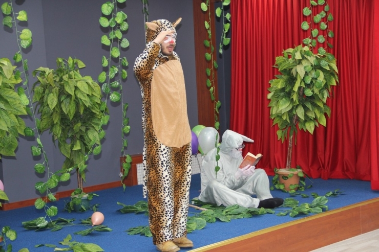 Müdür Tekin, Öğrencilere Tiyatro İzletmek Amacıyla Tiyatro Sahnesi Hazırlattı