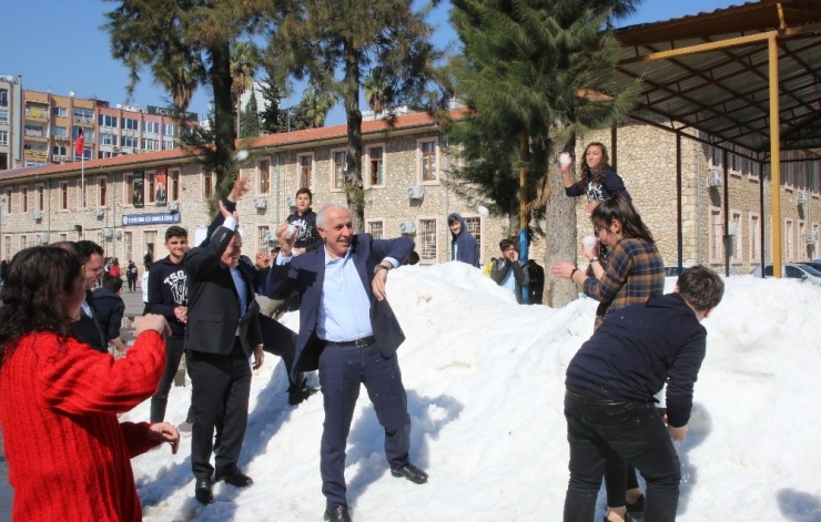 Akdeniz Belediyesi’nden Çocuklara Kar Sürprizi
