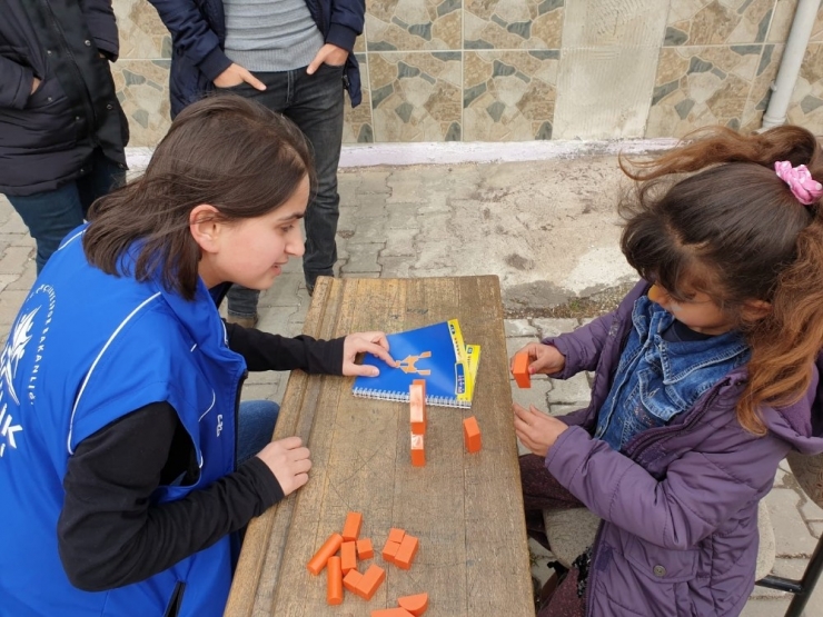 Gençlik Liderleri Minik Yürekleri Sevindirdi