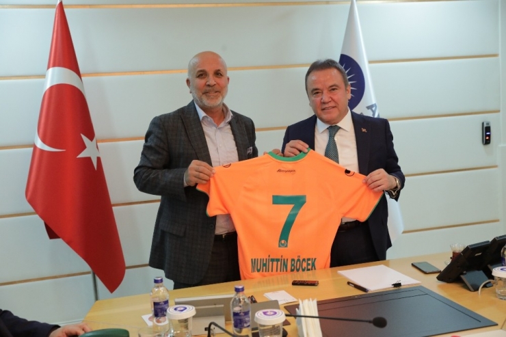 Başkan Böcek Alanyaspor Ve Taraftarı İçin Marş Yaptırdı