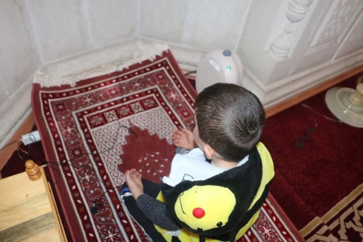 Minik Eller Duaya Açıldı