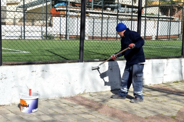 Avcılar’da Çocuk Parkları Bahara Hazırlanıyor