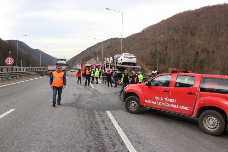 Sıfır Otomobil Yüklü Tır Yandı 2 Araç Hasar Gördü