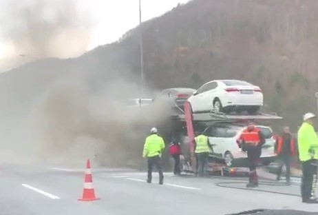 Sıfır Otomobil Yüklü Tır Yandı 2 Araç Hasar Gördü