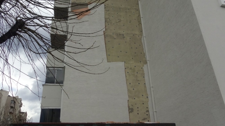 Lodos Apartmanın Dış Cephesini Söktü