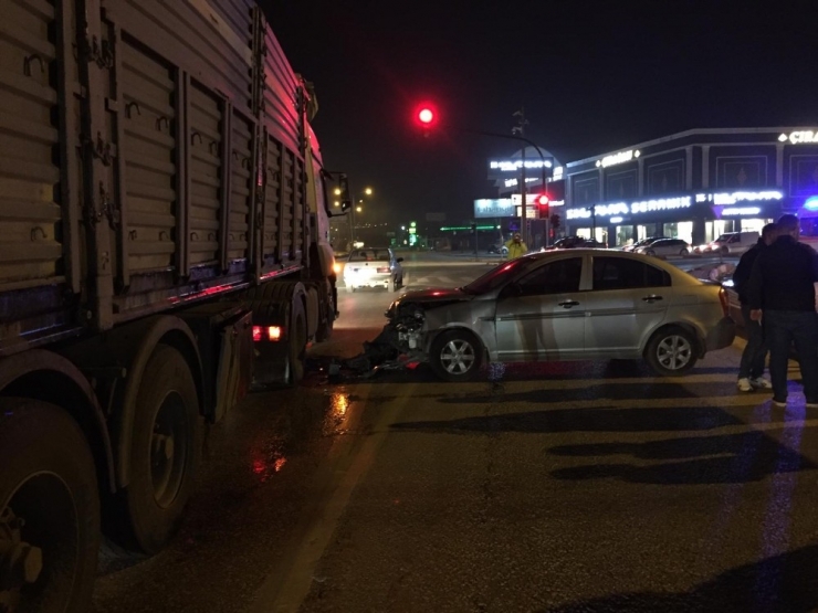 Kontrolden Çıkan Otomobil Anayola Uçup Tıra Çarptı