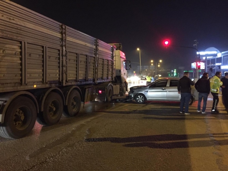 Kontrolden Çıkan Otomobil Anayola Uçup Tıra Çarptı