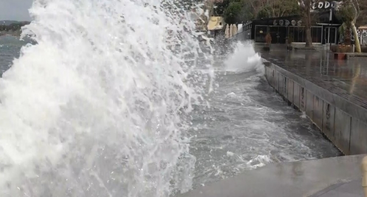 Çanakkale’de Lodos Fırtınası Deniz Ulaşımını Olumsuz Etkiliyor