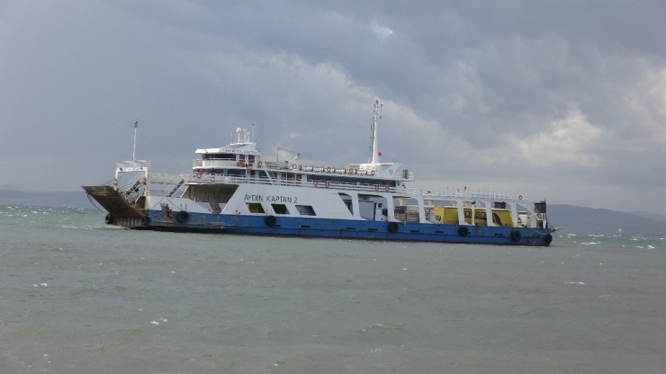 Karaya Oturan Feribotu Kurtarma Çalışmaları İçin Fırtınanın Etkisini Kaybetmesi Bekleniyor