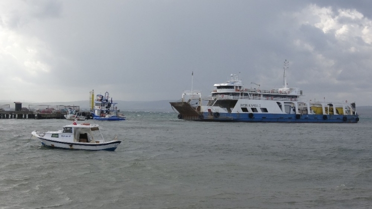 Karaya Oturan Feribotu Kurtarma Çalışmaları İçin Fırtınanın Etkisini Kaybetmesi Bekleniyor