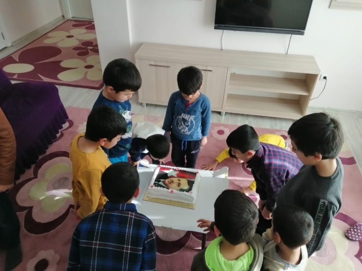 Kimsesiz Çocuklardan Evlat Nöbetindeki Ailelere Teşekkür