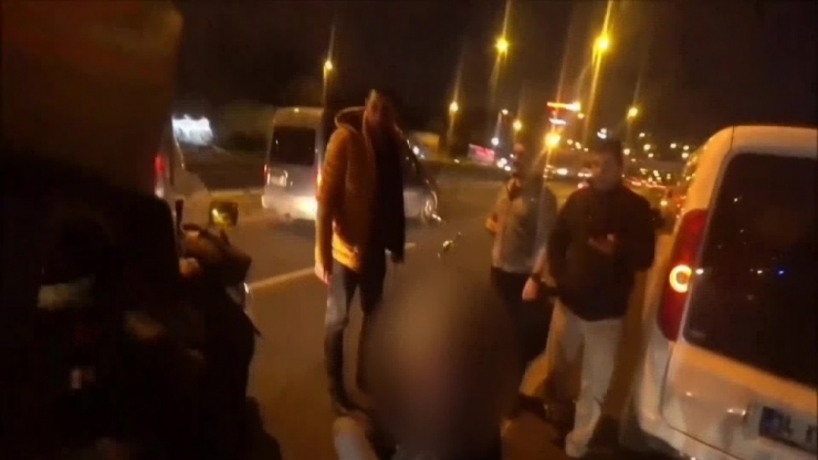 E-5 Kara Yolunda Kazazedeye Yardım Seferberliği Kamerada