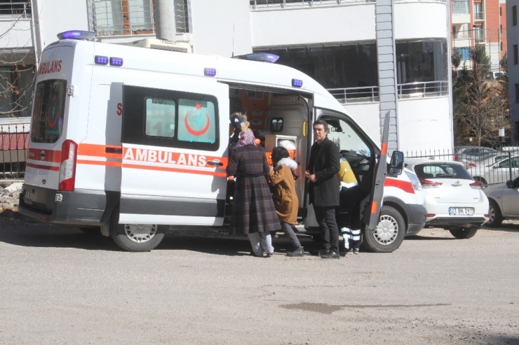 Çocuk Oynarken Evi Yaktı: 4 Kişi Hastaneye Kaldırıldı