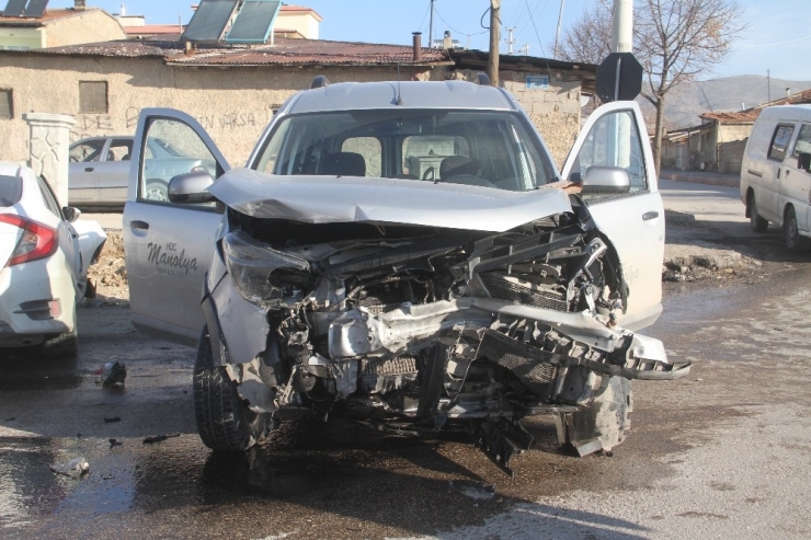 Elazığ’da Trafik Kazası: 3 Yaralı