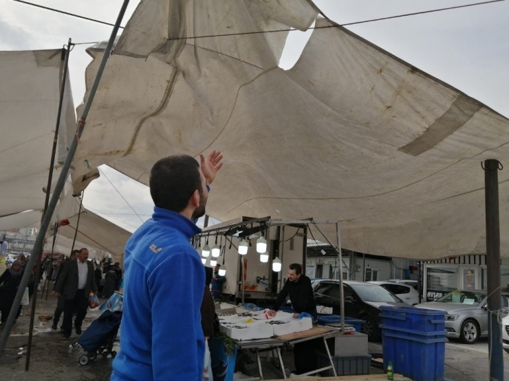 Şiddetli Rüzgar Pazarcılara Zor Anlar Yaşattı