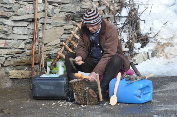 Yüksekovalı Düzen, 100 Yıllık Dede Mesleğini Sürdürüyor