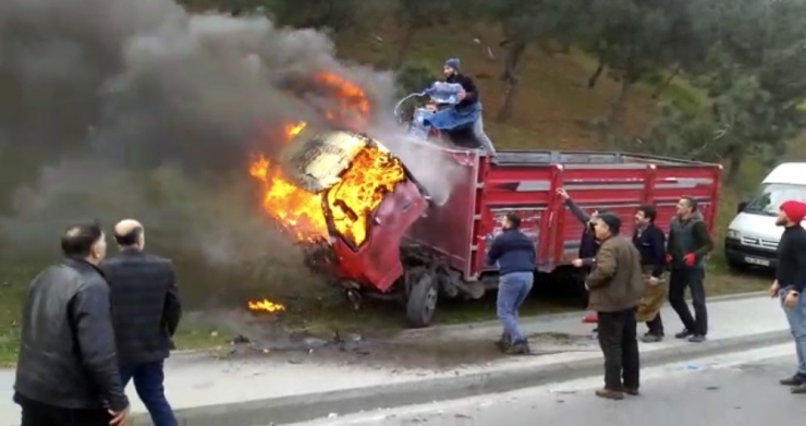 Pazarcılar, Yanan Kamyonetlerini Damacanayla Su Dökerek Söndürmeye Çalıştı
