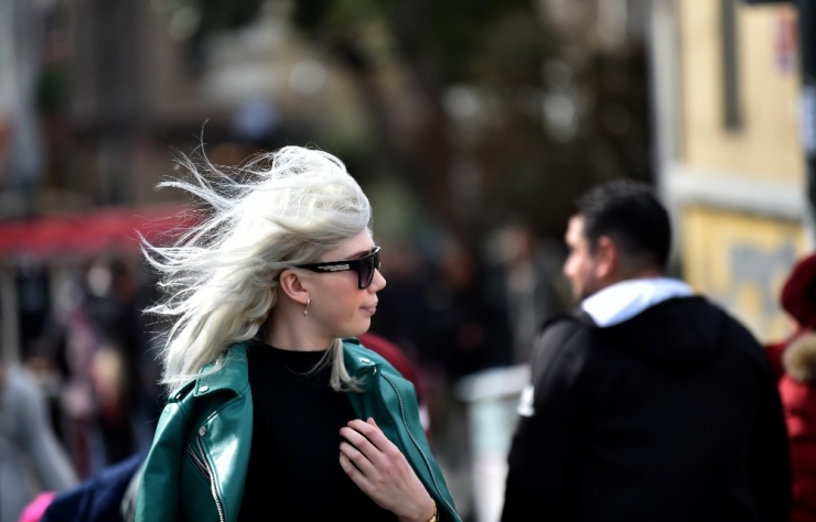 Taksim’de Lodos Hayatı Olumsuz Etkiliyor