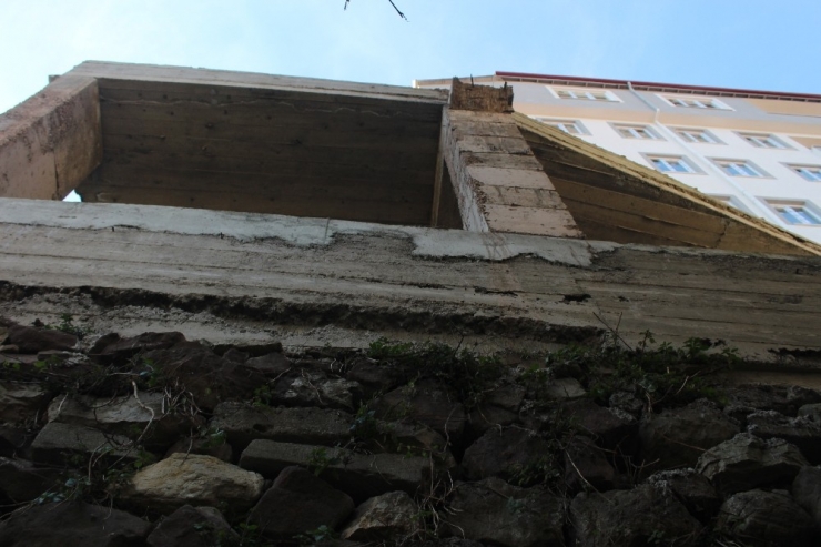 40 Yıllık İstinat Duvarının Üzerine İnşa Edilen Bina Vatandaşları Korkutuyor