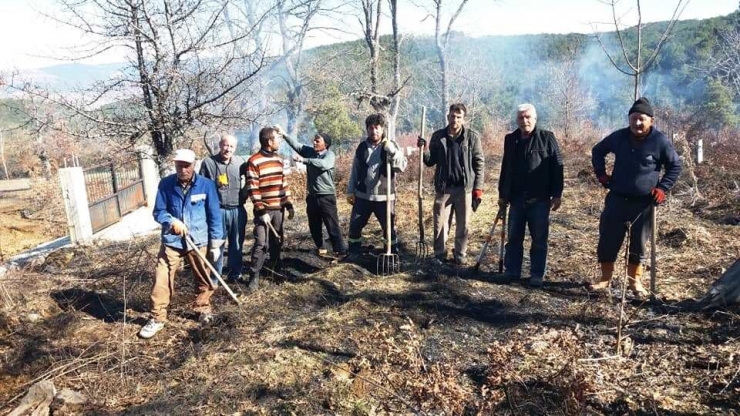 Köylüler Gönüllü Olarak Mezarlık Temizliyor