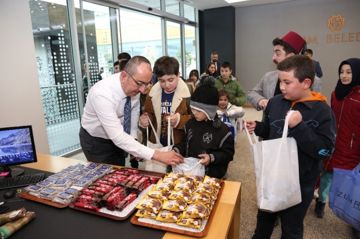 Başkan Kavuş, Çocuklara Şivlilik Dağıttı