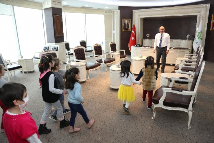 Başkan Kavuş, Çocuklara Şivlilik Dağıttı