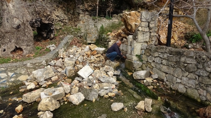 700 Yıllık Çeşmenin Üzerine Kaya Düştü