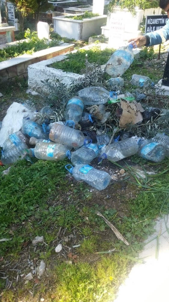 Mezarcılardan ’Petşişe Değil, Testi Alın’ Çağrısı