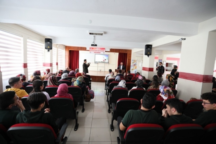 Başkan Arı, Öğrenciler Ve Aileleri İle Kitap Okuma Etkinliğine Katıldı