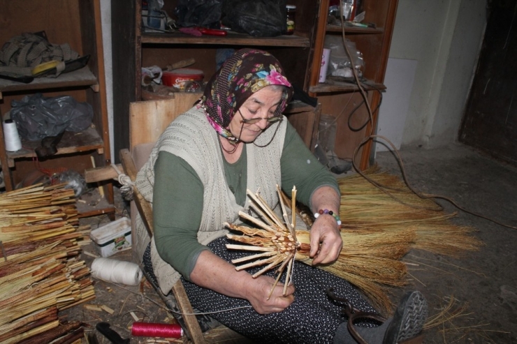 Süpürgeci Hanife Teyze: 40 Yıldır Süpürge Üretiyor