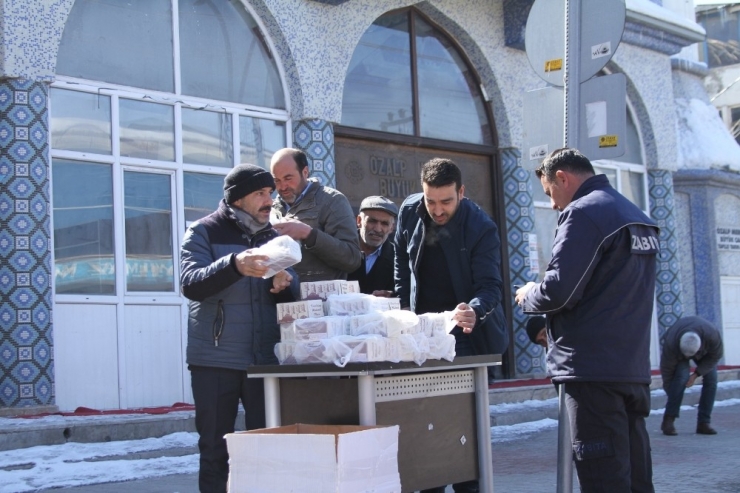 Özalp Belediyesi Kandil Simidi İkram Etti