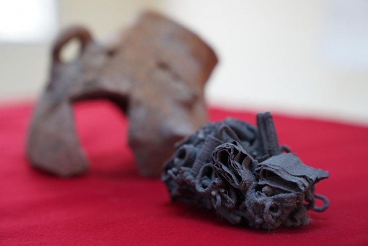 İzmir’de Yaklaşık 4 Bin 500 Yıllık Gümüş Takı Bulundu