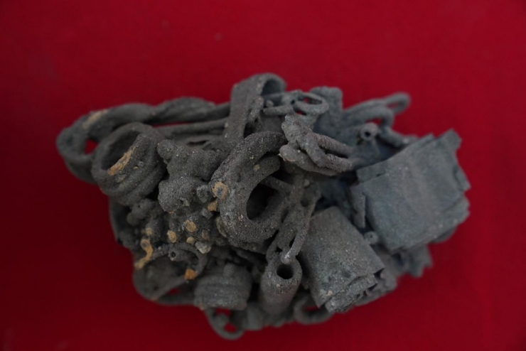 İzmir’de Yaklaşık 4 Bin 500 Yıllık Gümüş Takı Bulundu