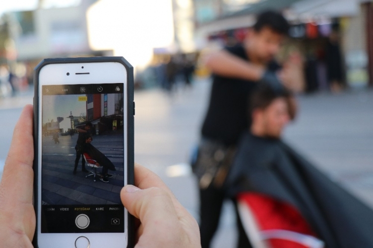 Sokaklarda Yaptığı Tıraşlarla Çevredekilerin İlgi Odağı Oldu