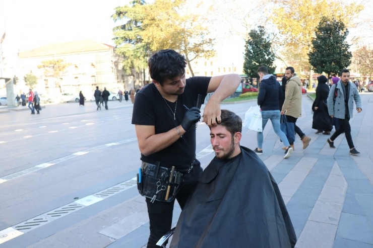 Sokaklarda Yaptığı Tıraşlarla Çevredekilerin İlgi Odağı Oldu
