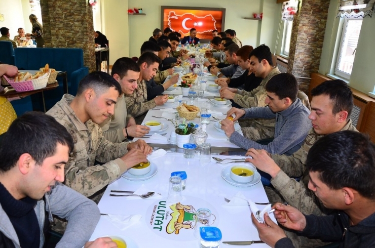 Kaymakam Solmaz’dan Mehmetçik Onuruna Yemek