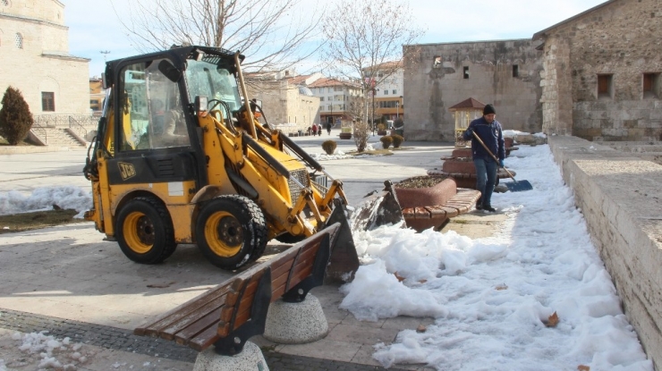 Sivas’ta Karlı Mücadele Sürüyor