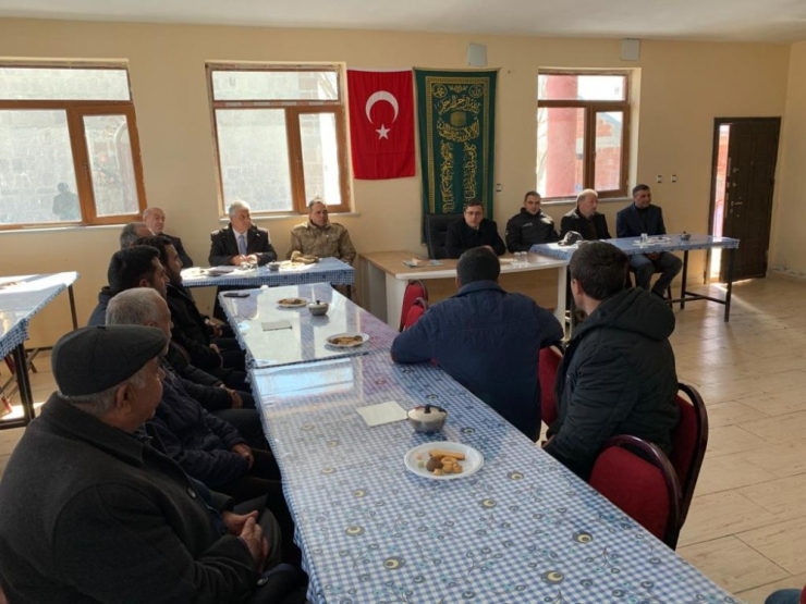 Taşlıçay Kaymakamı Ersöz Şehit Ailelerini Ziyaret Etti