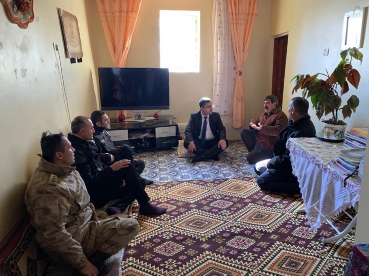 Taşlıçay Kaymakamı Ersöz Şehit Ailelerini Ziyaret Etti