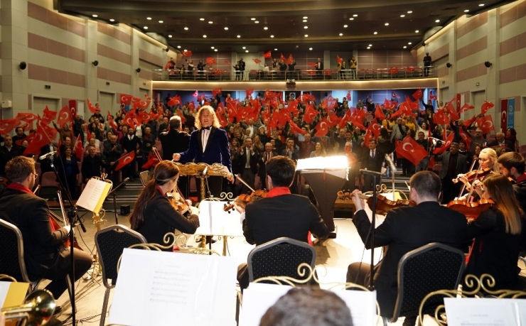 Senfonik Destan Konseri İzleyenleri Büyüledi