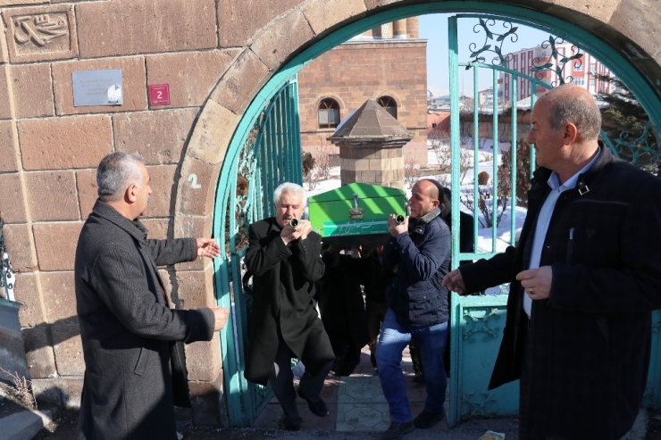 Depremde Hayatını Kaybeden Emirhan Son Yolculuğuna Uğurlandı