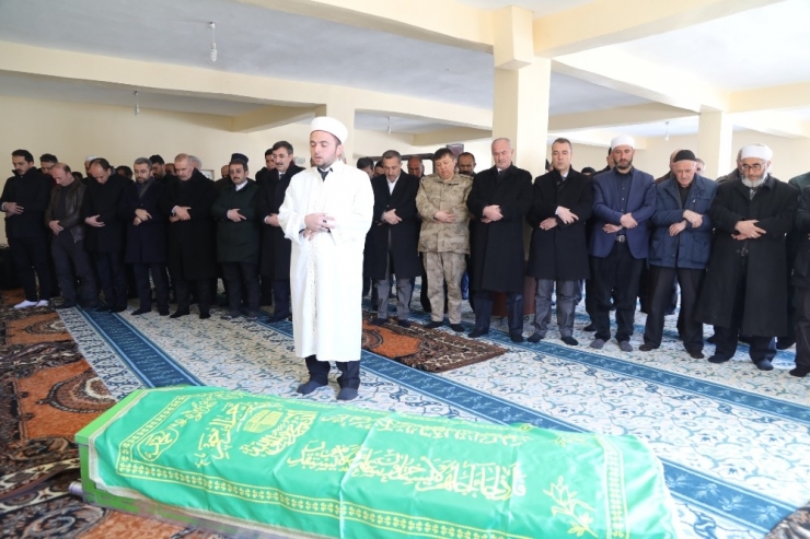 Depremde Hayatını Kaybeden Emirhan Toprağa Verildi