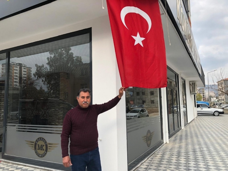 Kozan’da Bayraklar Şehitler İçin Dalgalanıyor