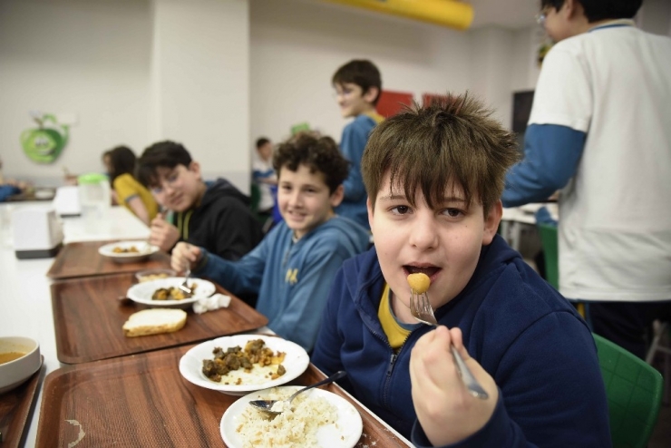 Altınküre Okulları Kandil Lokması Dağıttı
