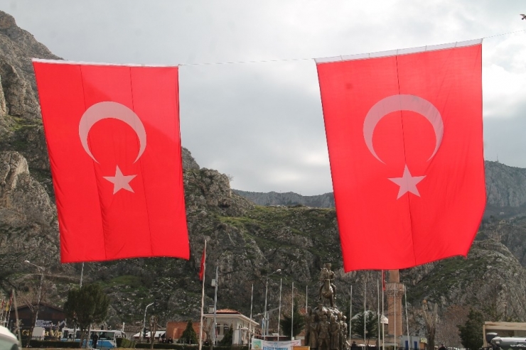 Amasya’da İş Yerleri Ve Caddeler Türk Bayraklarıyla Donatıldı