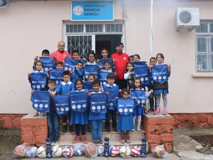 Çocukların Yüzü Spor Malzemeleriyle Güldü