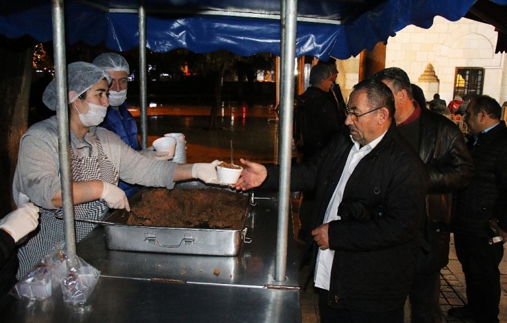 Büyükşehir’den Kandilde Lokma Ve Helva İkramı
