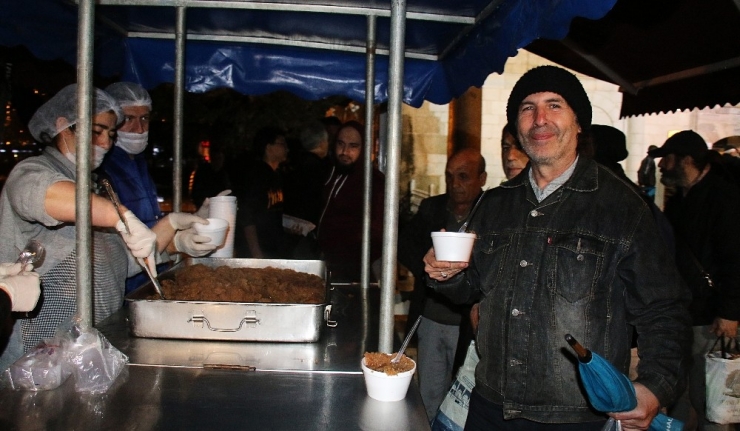 Büyükşehir’den Kandilde Lokma Ve Helva İkramı