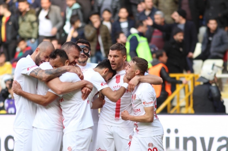 Antalyaspor İle Fenerbahçe 48. Randevuda